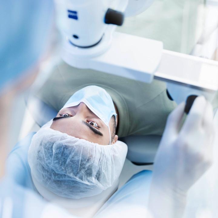Paciente en cirugía SMILE PRO con tecnología VisuMax 800 en Bogotá