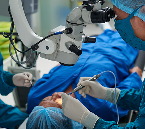En Incornea nos diferenciamos por nuestra cirugía ocular en Bogotá Cirugía ocular en Bogotá, persona sometida a operación